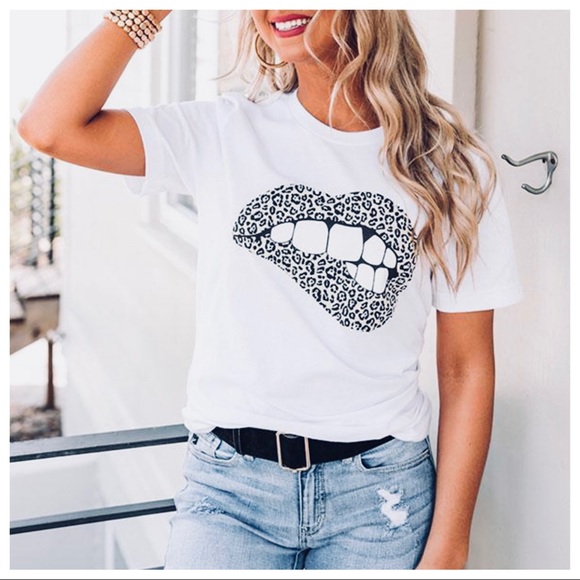 #04 Lip Print Chic Graphic Tee - Picture 3 of 5